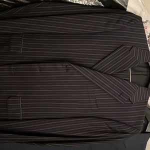 CORNELIANI Men’s 3 button suit. Size 40 Regular. Trousers has pleases.100% wool.